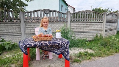 На Львівщині п’ятирічна дівчинка пече та продає кекси, аби підтримати ЗСУ На Львівщині п’ятирічна дівчинка пече та продає кекси, аби підтримати ЗСУ