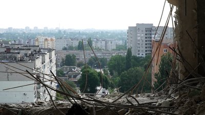 Вид з зруйнованої багатоповерхівки Вид з зруйнованої багатоповерхівки