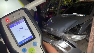 П'яний водій у Чернігові намагався втекти від патрульних та врізався у паркан