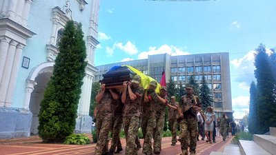 У Сумах поховали загиблого Костянтина Загребельного У Сумах поховали загиблого Костянтина Загребельного