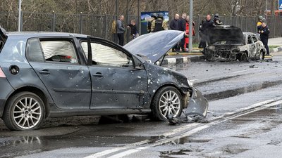 Автівки, які були пошкоджені внаслідок удару "Шахеда" у Шевченківському районі Харкова