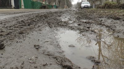 "Вулицею Танкістів можна їхати лише танком". Франківці скаржаться на стан дороги у дворі "Вулицею Танкістів можна їхати лише танком". Франківці скаржаться на стан дороги у дворі