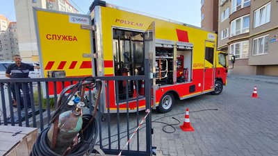 Луцькі комунальники отримали аварійну машину від благодійників зі США Луцькі комунальники отримали аварійну машину від благодійників зі США