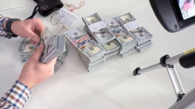 Гроші, вилучені представниками НАБУ і САП у підозрюваних в межах операції "Чисте місто"