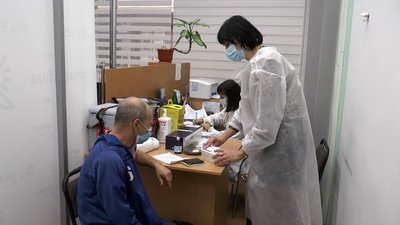 Імунізували людей вакцинами CoronaVac та AstraZeneca Імунізували людей вакцинами CoronaVac та AstraZeneca