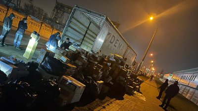 Контрабанду брендових товарів під виглядом штучних ялинок викрили на "Ягодині"