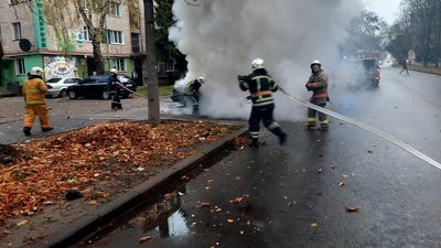 Гасили люди та рятувальники: у Рівному потрійна ДТП Гасили люди та рятувальники: у Рівному потрійна ДТП