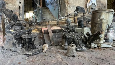Попіл під ногами. Мешканці пошкодженого обстрілами будинку розчищають оселі Попіл під ногами. Мешканці пошкодженого обстрілами будинку розчищають оселі