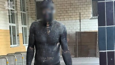 заліз в бочку зі смолою