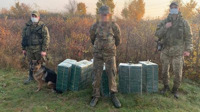 Закарпатські прикордонники затримали контрабандистів з 8 ящиками сигарет