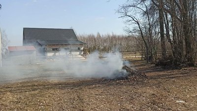 На Рівненщині штрафували селян, які палили суху траву На Рівненщині штрафували селян, які палили суху траву