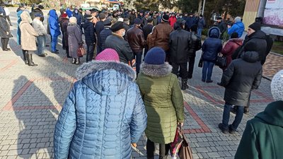 У Новомиргороді протестують проти щомісячних премій міському голові і працівникам міськради У Новомиргороді протестують проти щомісячних премій міському голові і працівникам міськради