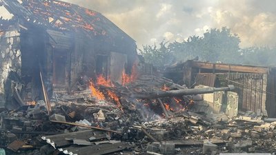 Горить будинок у Дергачах після удару дрона РФ
