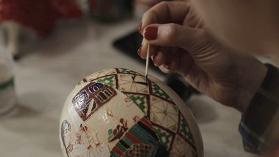 Запорізька художниця створює писанки зі страусиних яєць Запорізька художниця створює писанки зі страусиних яєць