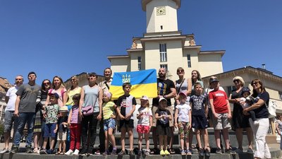 Переселенці зі східних та південних областей України заспівали в середмісті Франківська пісню "Ой у лузі червона калина"