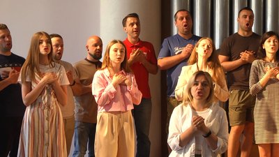 Хмельницький академічний муніципальний камерний хор репетирує в органній залі обласної філармонії. Хмельницький академічний муніципальний камерний хор репетирує в органній залі обласної філармонії.