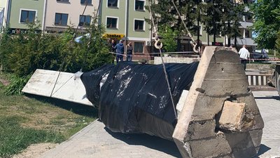 У містечку на Львівщині демонтували стелу радянських воїнів У містечку на Львівщині демонтували стелу радянських воїнів