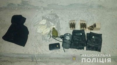 Гранату, набої та відмички вилучили правоохоронці у двох чоловіків на Закарпатті Гранату, набої та відмички вилучили правоохоронці у двох чоловіків на Закарпатті