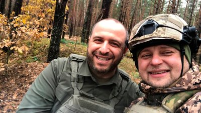 Міністр оборони України Рустем Умеров та Артем Аніщенко з Прилук на Чернігівщині Міністр оборони України Рустем Умеров та Артем Аніщенко з Прилук на Чернігівщині