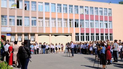 У Кропивницькому відкрили пам’ятну дошку вчителю молодших класів Володимиру Едігею У Кропивницькому відкрили пам’ятну дошку вчителю молодших класів Володимиру Едігею
