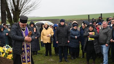 На Тернопільщині попрощалися із загиблим бійцем Миколою Юрчишиним На Тернопільщині попрощалися із загиблим бійцем Миколою Юрчишиним