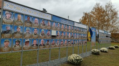 В Ізяславі відкрили Алею Віри та Надії на честь зниклих безвісти та військовополонених