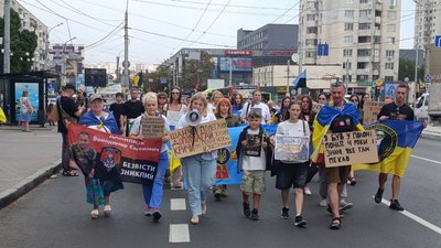 У Хмельницькому родичі військовополонених та зниклих безвісти вийшли на акцію
