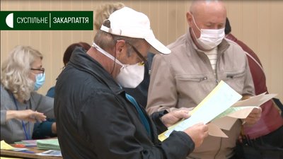Маски, антисептики, два входи: як голосували на дільниці в Чопі Маски, антисептики, два входи: як голосували на дільниці в Чопі
