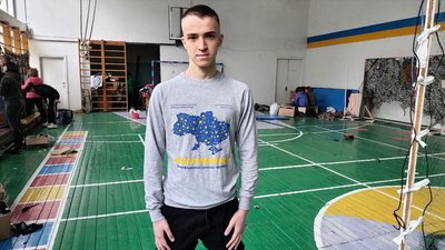 Волонтерський фронт у школі Дніпра: плетуть сітки, допомагають шпиталю, збирають "гуманітарку"