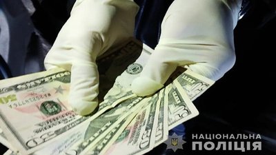 На Тернопільщині оперативники затримали поліцейського, який взяв хабар На Тернопільщині оперативники затримали поліцейського, який взяв хабар