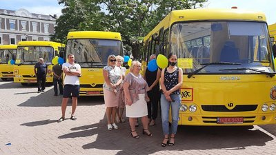 12 опорних шкіл на Кіровоградщині отримали нові автобуси