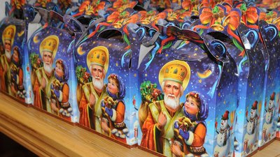 Хмельницькі волонтери роздають подарунки дітям полонених і переселенців від закордонних благодійників
