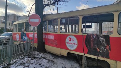 У Харкові трамвай зійшов з рейок та врізався у дерево: що відомо