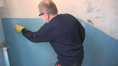 Бореться з коронавірусом прибиранням у під'їзді. Володимир Дериведмідь. СУСПІЛЬНЕ | ЛЮДИ