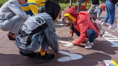 Діти створюють малюнок Діти створюють малюнок