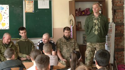 Вдячні за дитинство. На Франківщині військові зустрілися з учнями Лисецького ліцею Вдячні за дитинство. На Франківщині військові зустрілися з учнями Лисецького ліцею