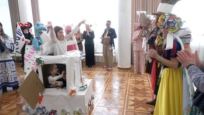 Білосніжка і Капелюшник з Рівного відзначили своє "паперове весілля" Білосніжка і Капелюшник з Рівного відзначили своє "паперове весілля"