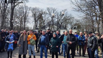 У Кам'янці-Подільському на Хмельниччині люди вимагають віддати ключі від собору У Кам'янці-Подільському на Хмельниччині люди вимагають віддати ключі від собору