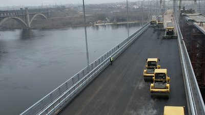 На запорізькому вантовому мосту уклали тимчасовий асфальт На запорізькому вантовому мосту уклали тимчасовий асфальт