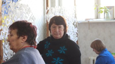 Волонтерка Ніна Кулик плете маскувальні сітки Волонтерка Ніна Кулик плете маскувальні сітки