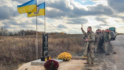Капелан освятив пам'ятний знак загиблому Миколі Лису, 29 жовтня 2023, Харківщина