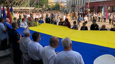 В Івано-Франківську урочисто підняли знамено