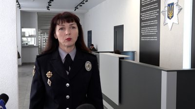 Поліцейські оголосили про підозру священнослужителю, який, ймовірно, вдарив підлітка біля храму на Житомирщині Поліцейські оголосили про підозру священнослужителю, який, ймовірно, вдарив підлітка біля храму на Житомирщині