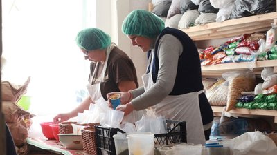 Канівські волонтерки фасують сухі суміші супів Канівські волонтерки фасують сухі суміші супів