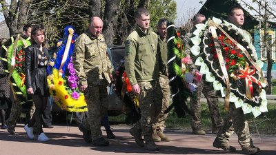 "Сім’я без батька, а ми без побратима". У Свесі на Сумщині попрощались з 35-річним прикордонником Сергієм Зайцем "Сім’я без батька, а ми без побратима". У Свесі на Сумщині попрощались з 35-річним прикордонником Сергієм Зайцем