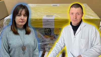 Оксана Єльчієва та Микола Кондратов, на фоні "Пакунок маляти"