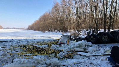 Фуру, що впала в Десну, підняли з води Фуру, що впала в Десну, підняли з води
