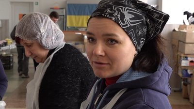 Сотня педагогів черкаської школи готує напівфабрикати та готові страви для бійців Сотня педагогів черкаської школи готує напівфабрикати та готові страви для бійців