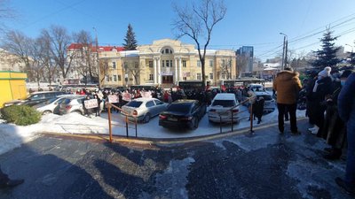Сто працівників Тернопільської районної лікарні пікетували біля господарського суду Сто працівників Тернопільської районної лікарні пікетували біля господарського суду
