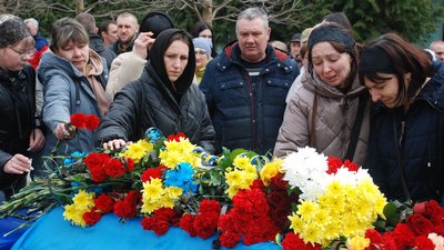 У Шостці на Сумщині провели в останню путь військовослужбовця Анатолія Лисенка У Шостці на Сумщині провели в останню путь військовослужбовця Анатолія Лисенка